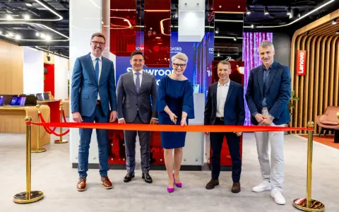Otwarcie salonu Motorola, firmy należącej do Lenovo. Uroczyste przecięcie wstęgi przez zespół.