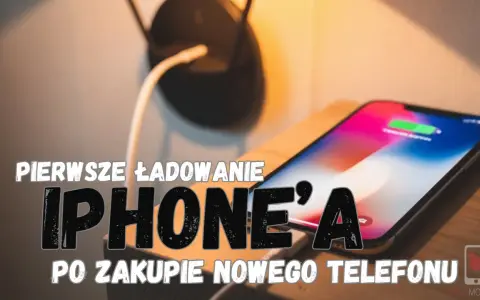 Pierwsze ładowanie iPhone'a po zakupie. Na ekranie widać ikonę baterii, a obok leży ładowarka.