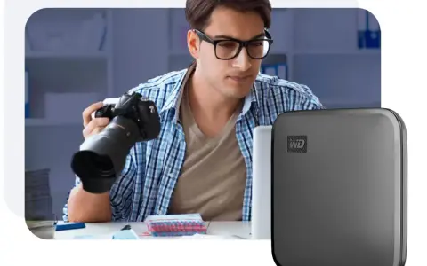 Fotograf z aparatem i dysk WD z technologią Thunderbolt 3.