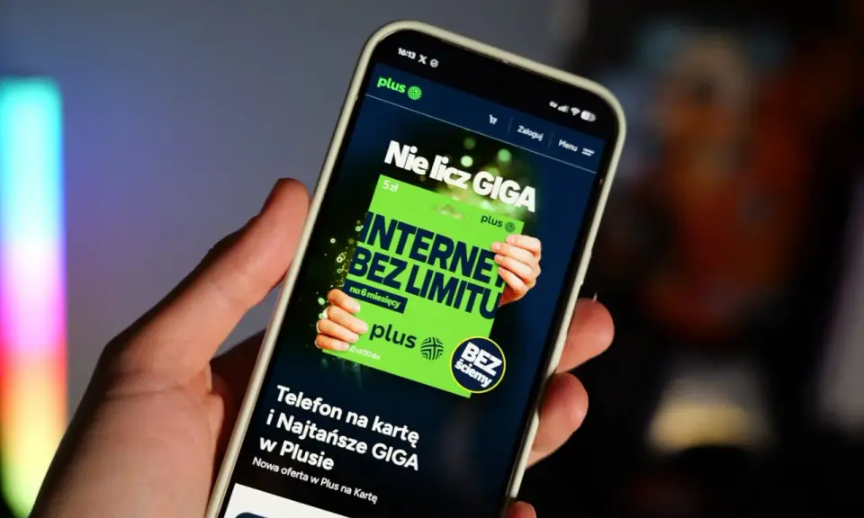 Telefon na kartę w Plusie: pakiet w plusie za 30 zł oferuje internet bez limitu na 6 miesięcy.