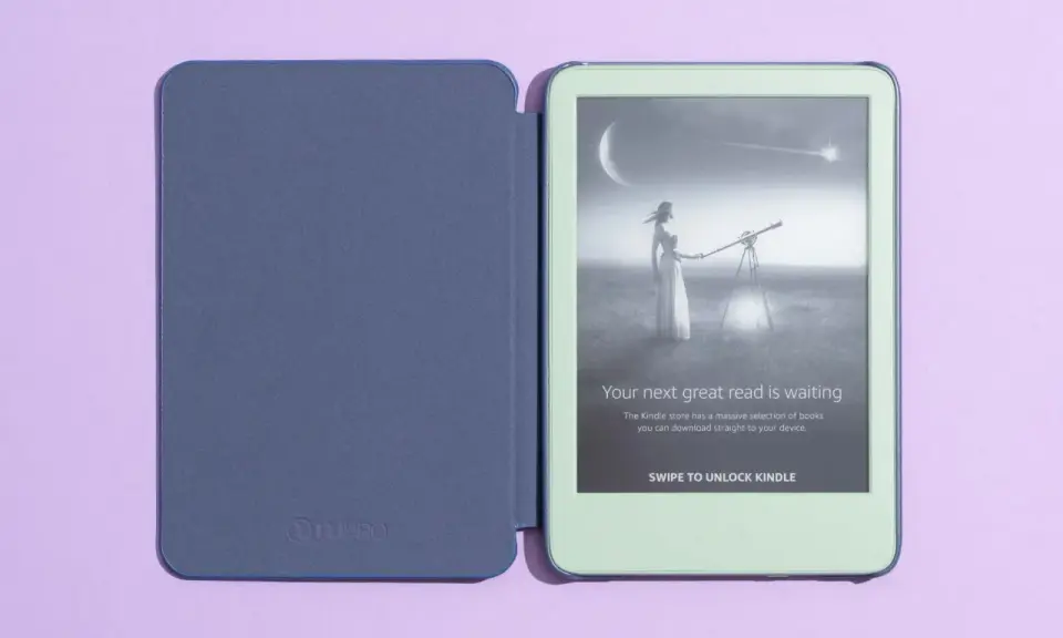 Granatowe etui na Kindle 11 obok zielonego czytnika. Na ekranie Kindle grafika z kobietą i teleskopem.