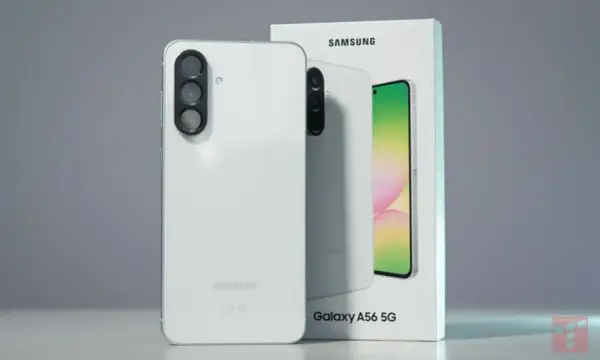 Biały Samsung Galaxy A56 5G z potrójnym aparatem i pudełkiem.