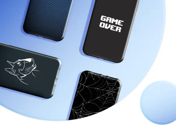 Cztery etui na telefon z różnymi wzorami: kropki, pies, pajęczyna i napis "GAME OVER".