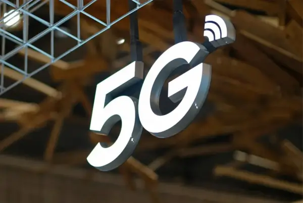 Litery "5G" wiszące w powietrzu, symbolizujące rewolucję w łączności. 5g co to? Szybkość i przyszłość.