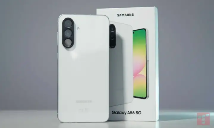 Biały Samsung Galaxy A56 5G z potrójnym aparatem i pudełkiem.