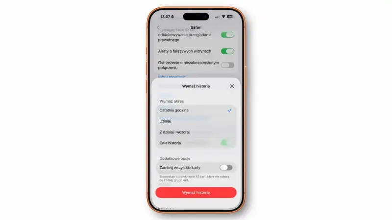Na ekranie iPhone'a w Safari widać opcję "Wymaż historię", gdzie można wybrać okres do usunięcia danych. To szybki sposób na wyczyszczenie pamięci podręcznej iPhone'a.