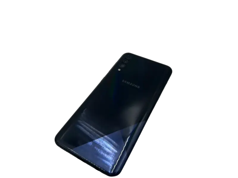 Ciemny tył telefonu Samsung Galaxy M30s z potrójnym aparatem i logo Samsung.